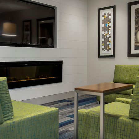 Holiday Inn Express Airdrie By Ihg Buitenkant foto
